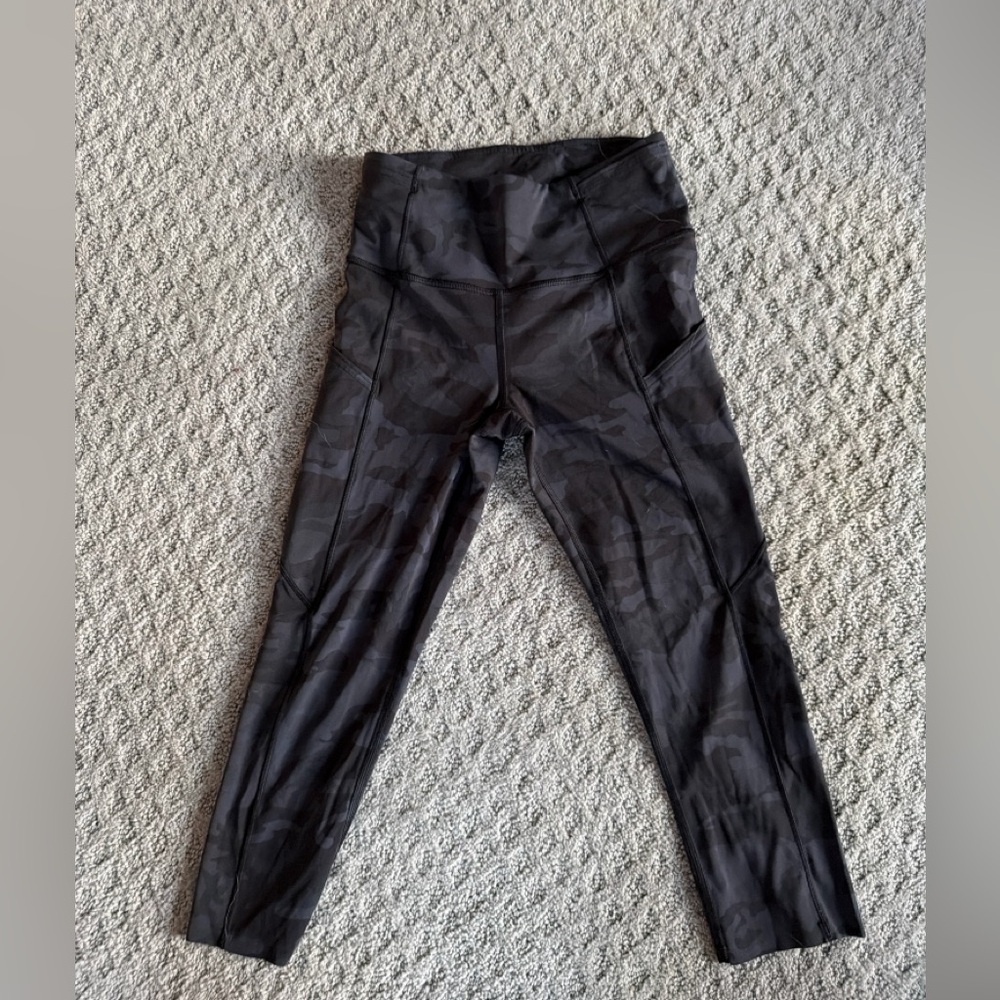 Lululemon Black Camo Crop Leggings Size 4 High Rise Pockets - Picture 4 of 5